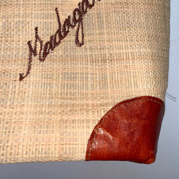 2/$25! Raffia & leather artisan-made shoulder bag - Picture 3 of 5